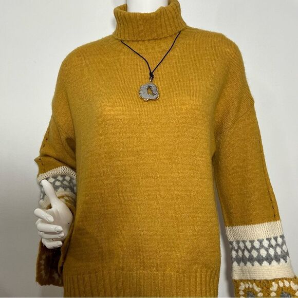 En Creme Gold Turtleneck Crochet Sleeves Sweater -- M/L - Picture 8 of 15